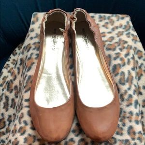 NEVER BEEN WORN Tan leather flats